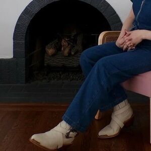Wandering coyote boots